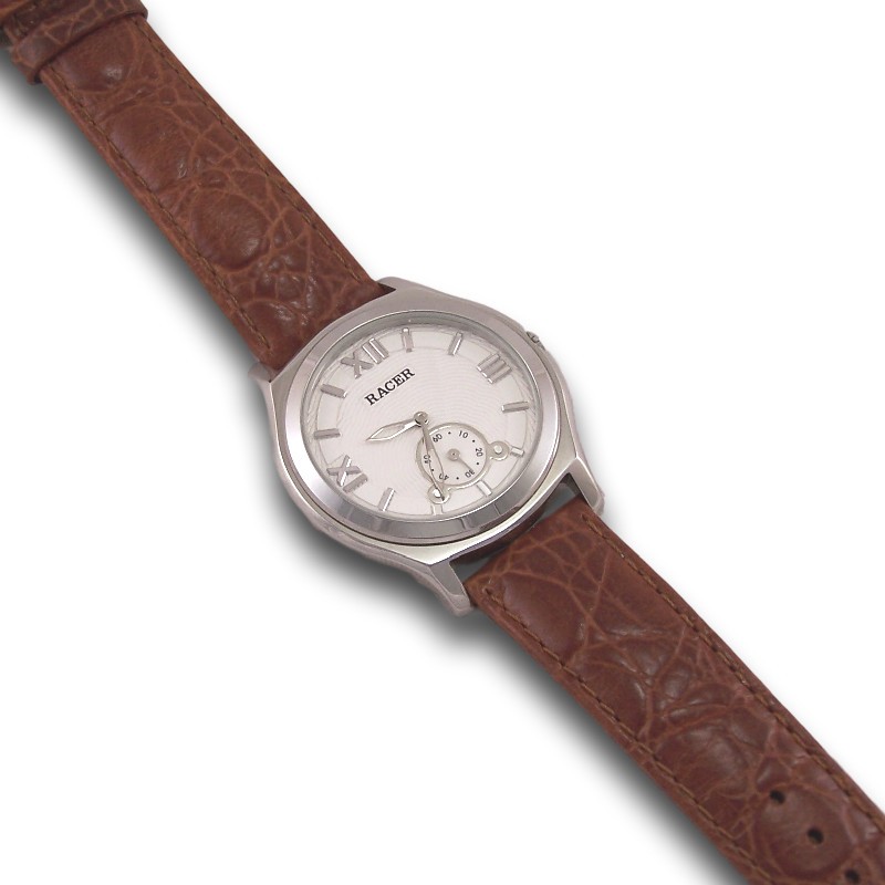 ayudante hormigón longitud Reloj de acero y piel Racer de caballero, con fondo de color blanco.